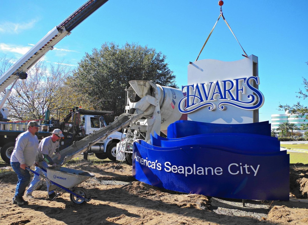 Tavares installs ‘Seaplane City’ sign
